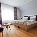 Schulhaus Otel